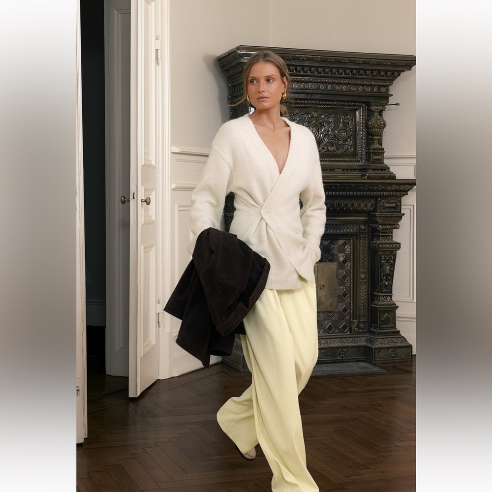 na-kd fashion pale yellow pleated trousers size 34 - 26” waist